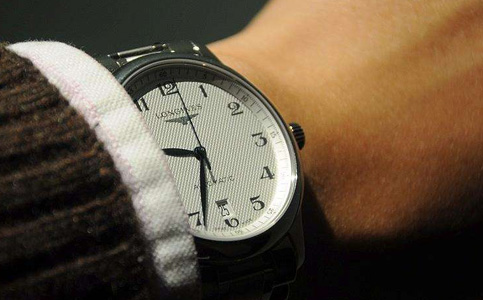 無錫修浪琴手表的店(浪琴金屬表鏈磨損)