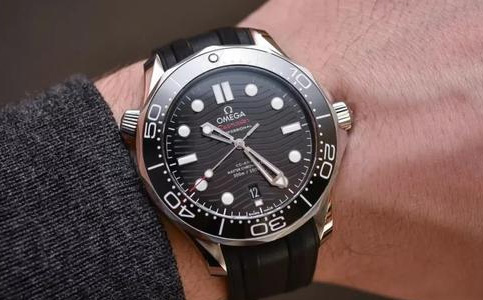 廈門歐米茄服務(wù)中心電話(打開(kāi)歐米茄手表的后蓋)